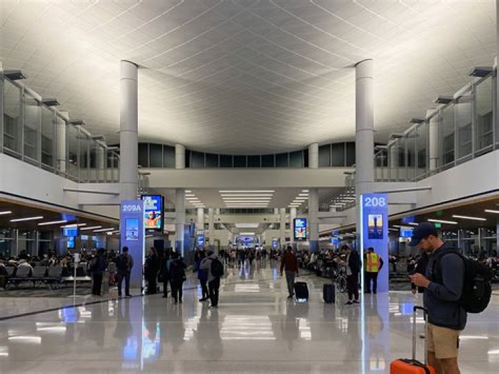 Does LAX have a Wells Fargo ATM?