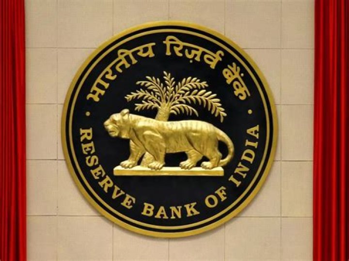 Which is the tiger in RBI logo?